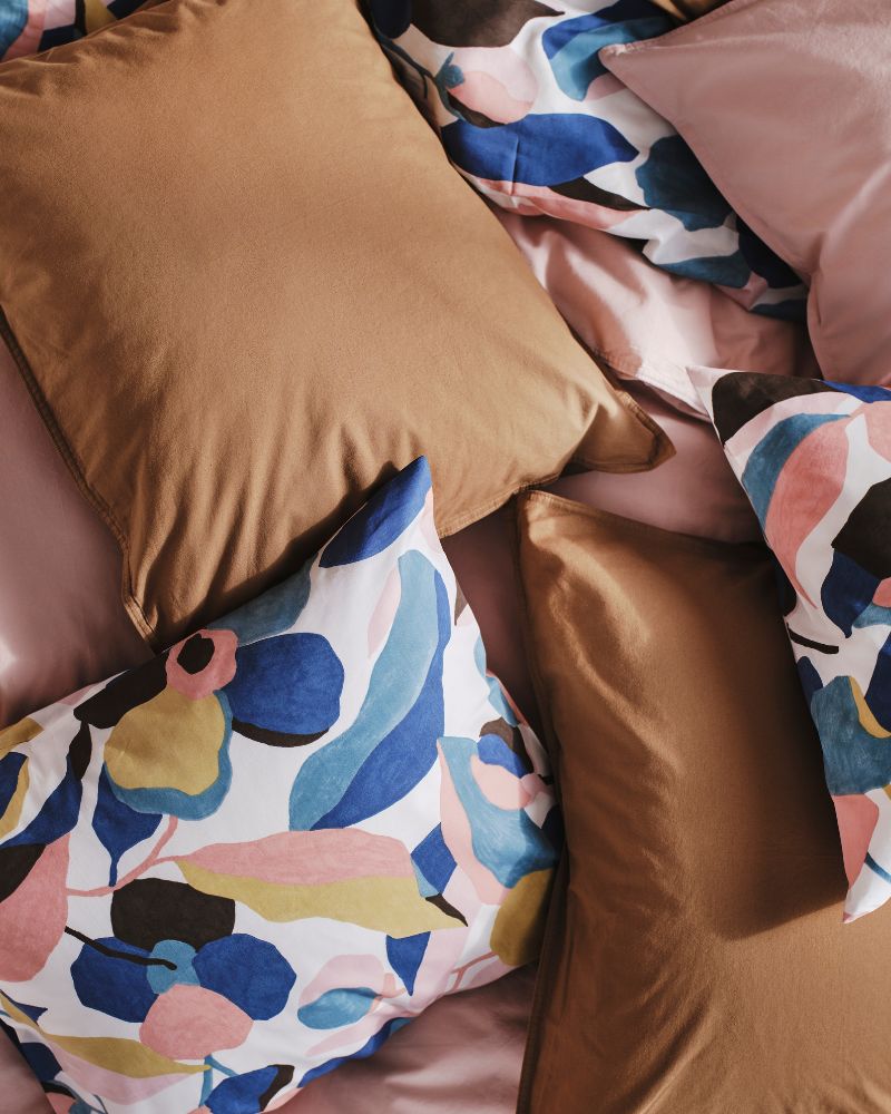 Colorful bedroom with VIDEOXBÄR bedding and ÄNGSLILJA pillowcases, creating a vibrant and cozy retreat.