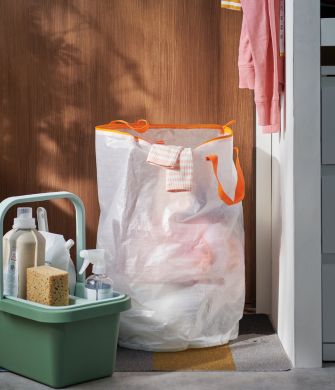 Espacio de almacenaje funcional con bolsa para ropa sucia PÄRKLA, cubo de limpieza PEPPRIG y gavetero STORKLINTA.
