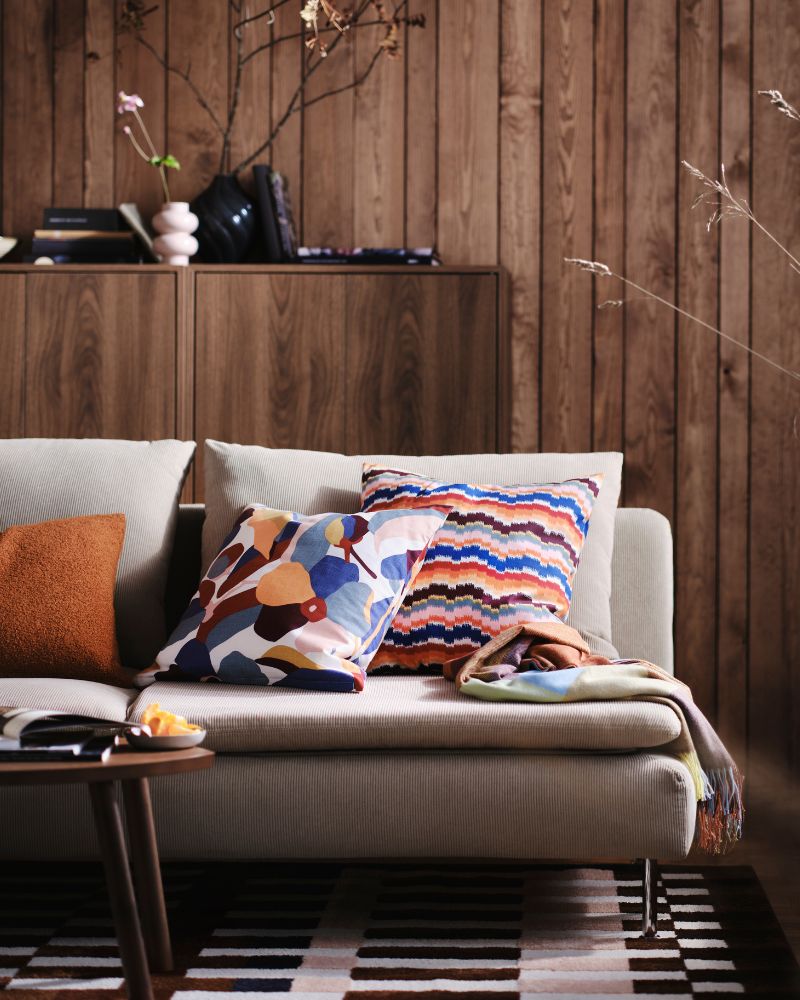 Cozy living room with SÖDERHAMN sofa, PEKINGSYREN cushions, STOCKHOLM 2025 coffee table and MARKBLÅMME rug.