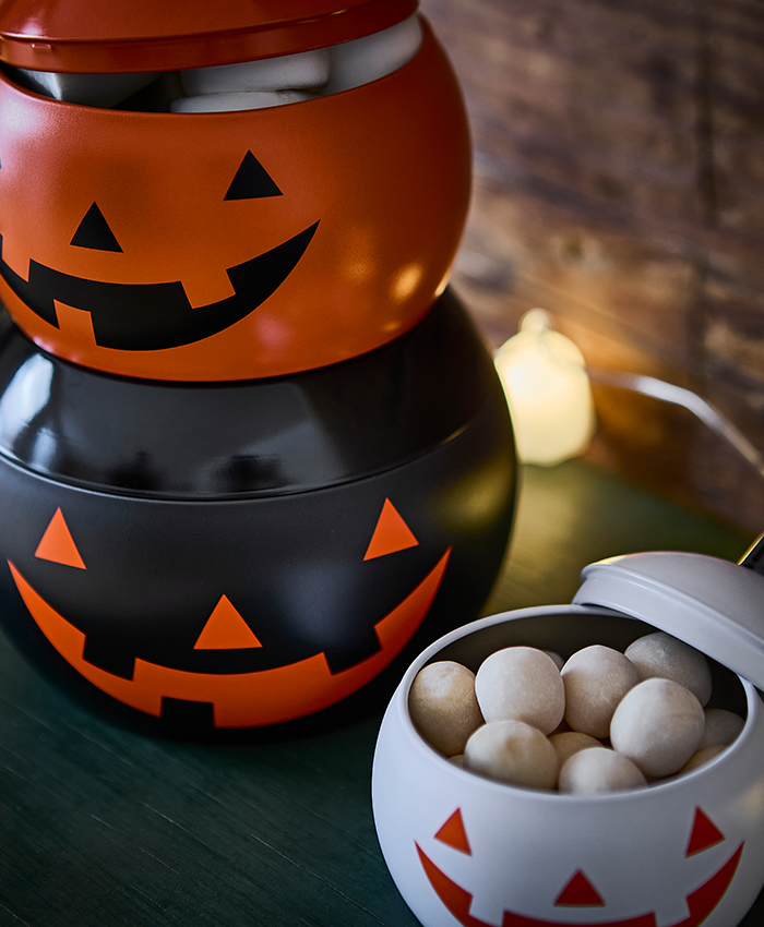 Decoración de Halloween de la colección KUSTFYR, con recipientes de diseño de calabaza y un cuenco con dulces.