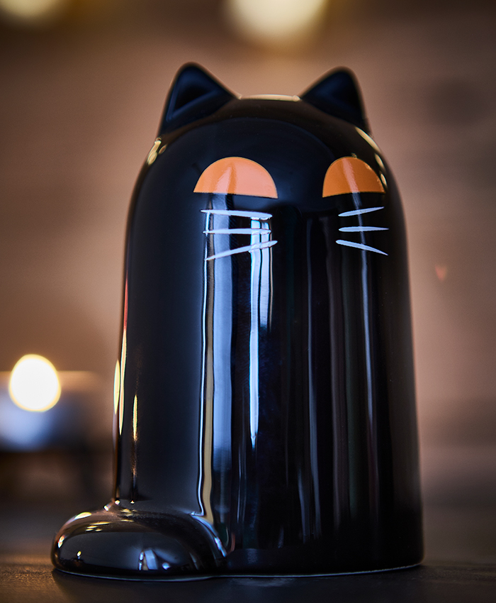 Figura decorativa de gato negro de la colección KUSTFYR Halloween con detalles luminosos inspirados en Halloween.