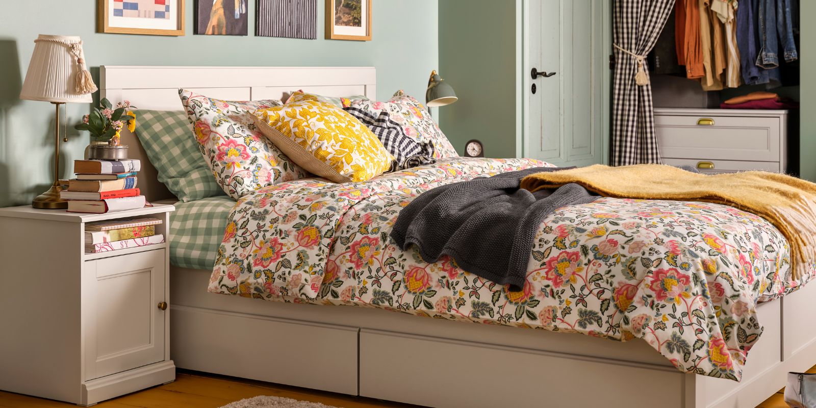 Dormitorio acogedor con FÅGELFJÄLLET cama y mesita de noche, EKTANDVINGE funda nórdica, ÅRSTID lámparas y HUMLEMOTT manta.