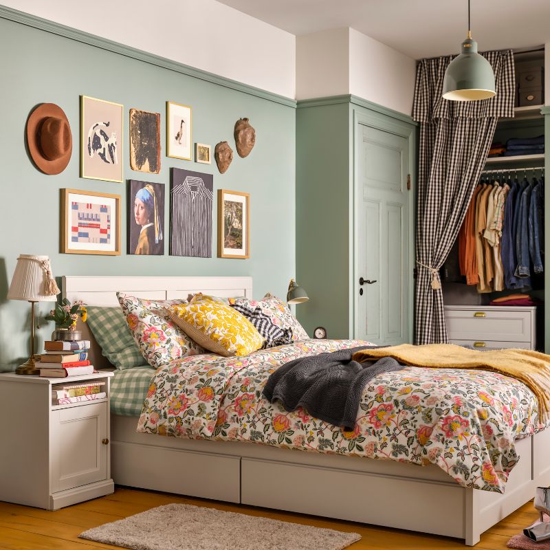 Dormitorio acogedor con FÅGELFJÄLLET cama y mesita de noche, EKTANDVINGE funda nórdica, ÅRSTID lámparas y HUMLEMOTT manta.
