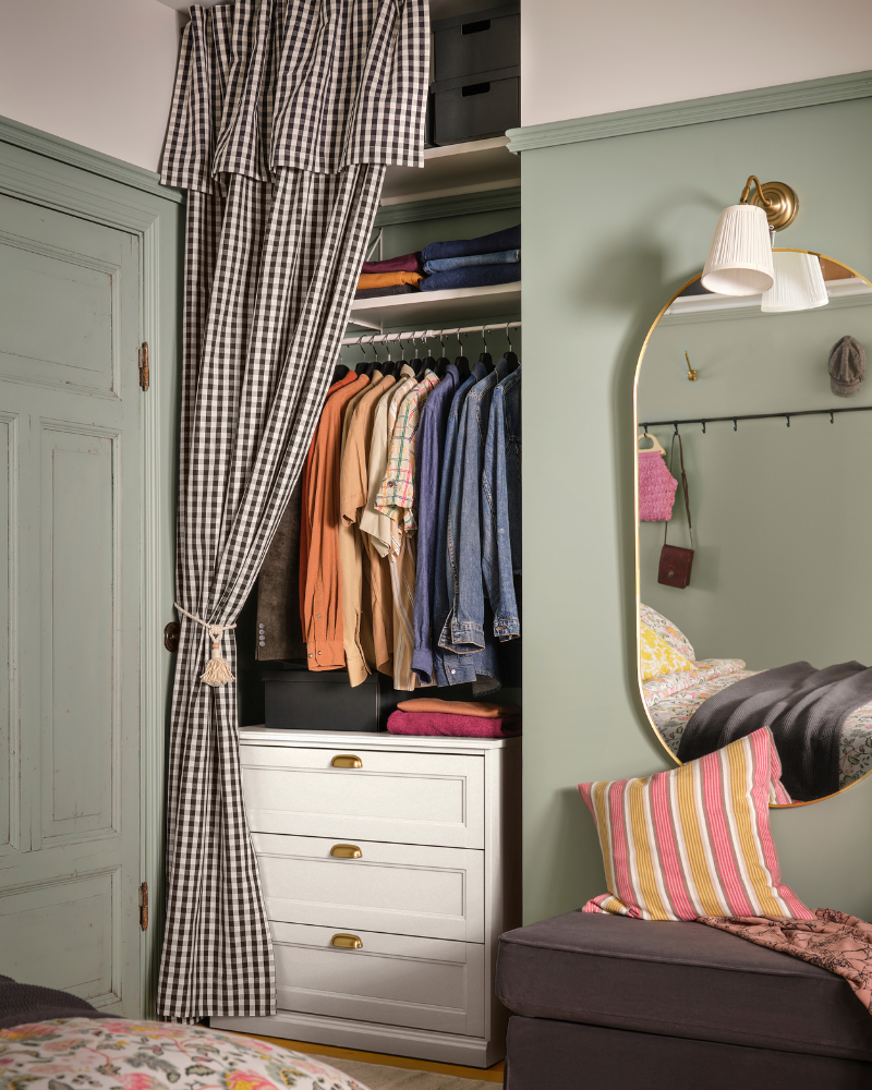 Dormitorio organizado con FÅGELFJÄLLET gavetero, EKTORP reposapiés, DAGGSALVIA funda nórdica y HUMLEMOTT manta.