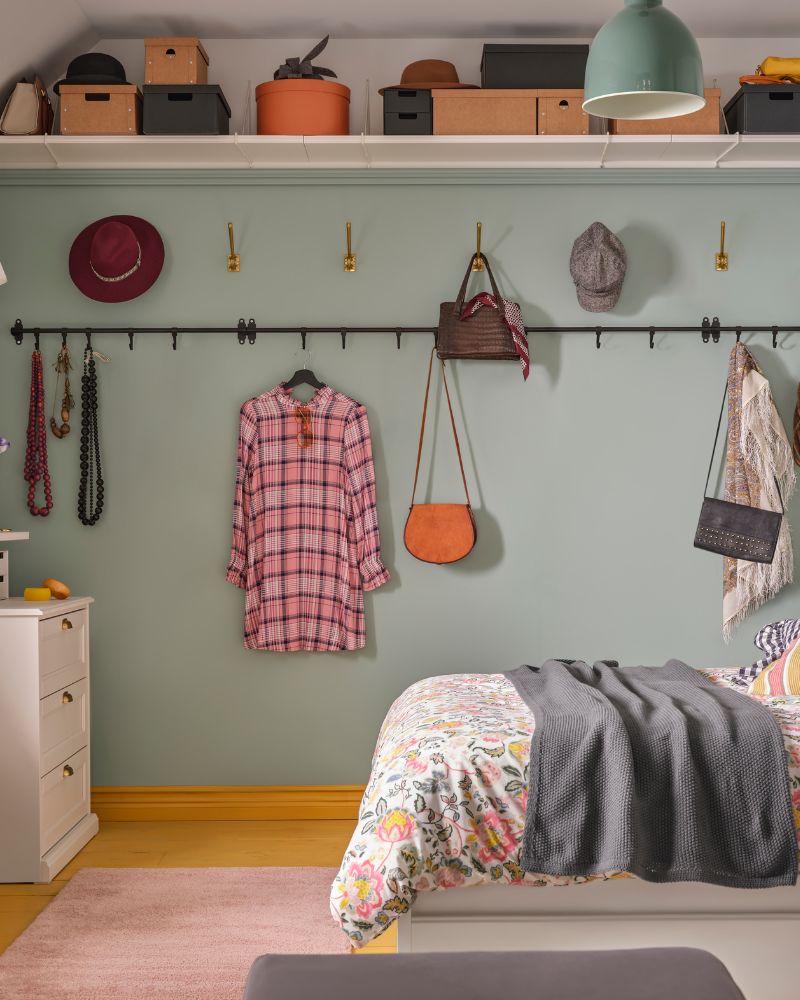 Dormitorio funcional con FÅGELFJÄLLET base de cama, HULTARP riel, DAGGSALVIA funda nórdica y EKTORP reposapiés.