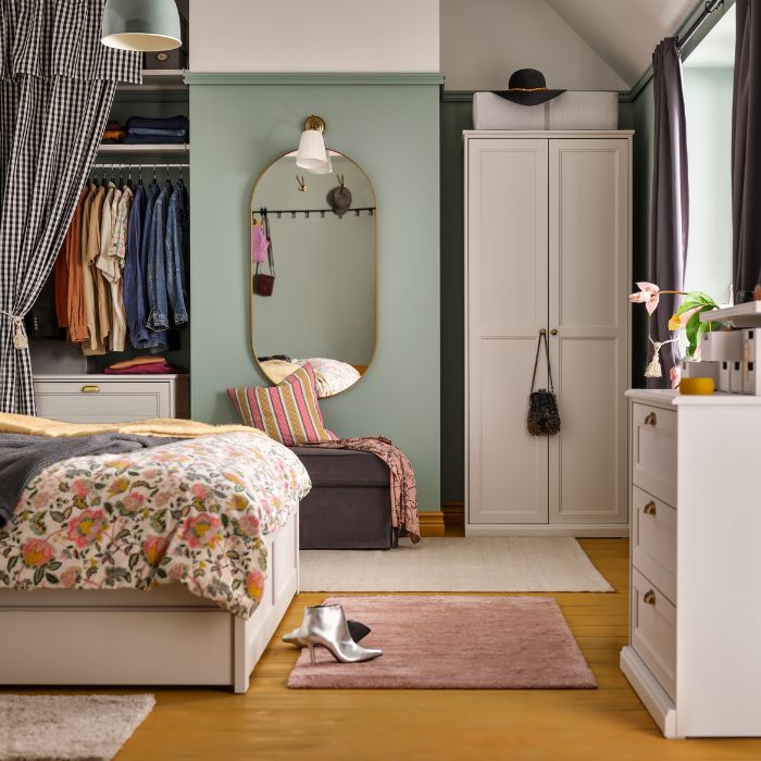 Dormitorio completo con FÅGELFJÄLLET cama y armario, DAGGSALVIA funda nórdica, EKTORP reposapiés y HUMLEMOTT manta.