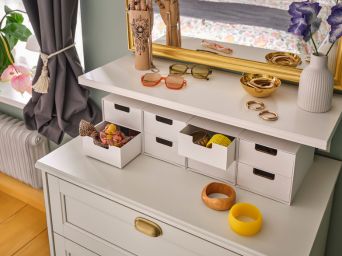 Tocador elegante con FÅGELFJÄLLET gavetero, SVANSELE espejo, FJÄDERHARV mini cómoda y HANDSKALAD adorno.