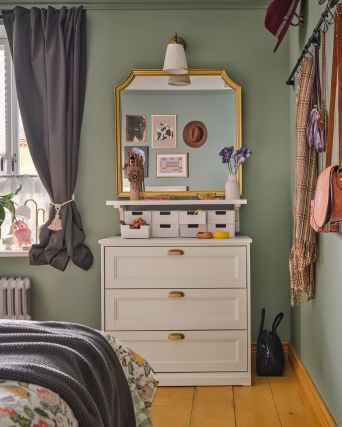Rincón elegante con FÅGELFJÄLLET gavetero, SVANSELE espejo, FJÄDERHARV mini cómoda y TVÅMASTAD lámpara.