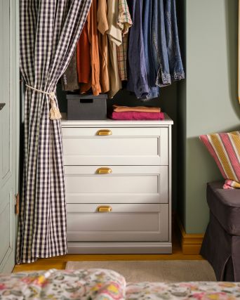 Vestidor práctico con FÅGELFJÄLLET gavetero, FJÄDERHARV caja de almacenaje, EKTORP reposapiés y KORGMOTT cortinas.