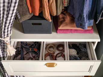 Organización funcional con FÅGELFJÄLLET gavetero, BAXNA organizadores y FJÄDERHARV caja de almacenaje.