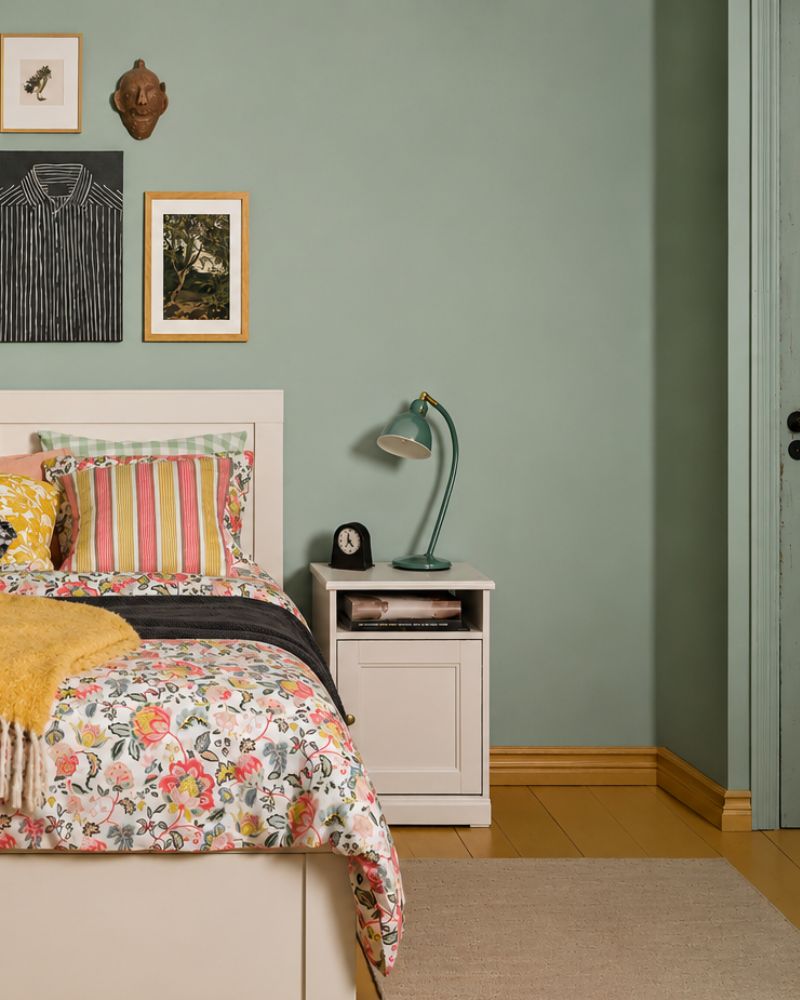Dormitorio sereno con FÅGELFJÄLLET base de cama y mesita, DAGGSALVIA funda nórdica, RÖDFLIK lámpara y HUMLEMOTT manta.