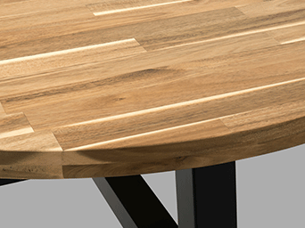 Primer plano de un tablero de mesa de madera maciza con veta natural vista y borde redondeado, apoyado sobre una estructura de metal negro.