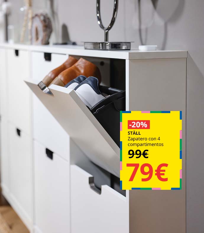 Mueble zapatero blanco con un compartimento entornado que muestra unos zapatos deportivos y unos botines.