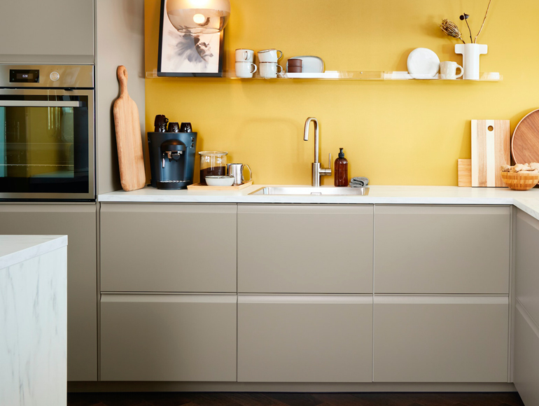 Una cocina equipada, iluminada y abierta para toda la familia 